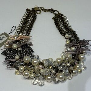 Elegant Pearl and Crystal Necklace